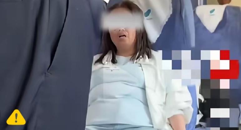 林子大了，真是什么鸟都有！呼和浩特一趟列车上，女子全程亢奋高歌、辱骂吐口水，乘务