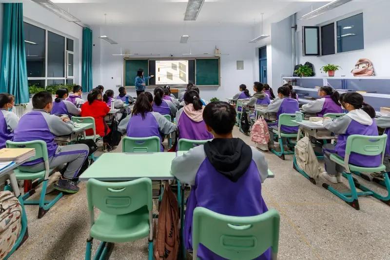 中小学教师中教龄有超过四十年的吗？一位网友说，他是70后，中等师范学校毕业，19