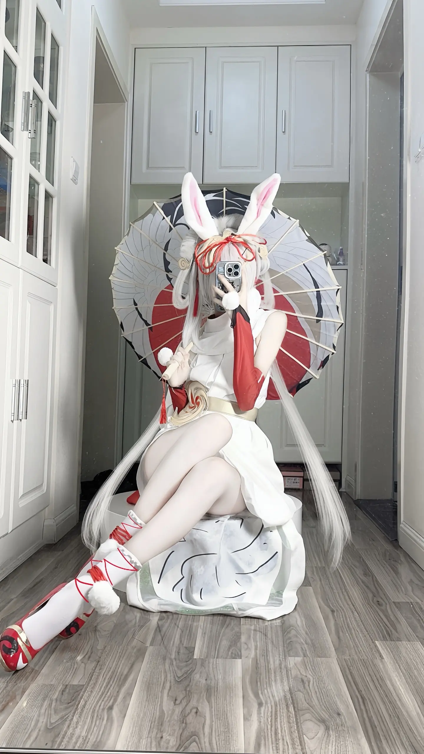 冬天就要结束了。霜雪虽冷，也想给世间添一丝温情
歌谣说，天上白鹤落一羽，地上白雪厚一寸
有种花自苍穹而来，归厚土而去，这便是它一生的使命