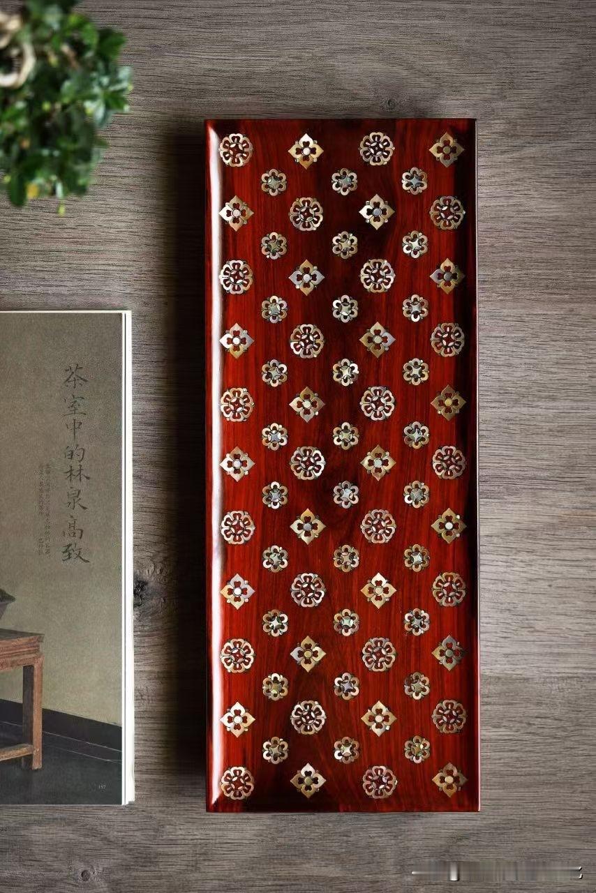 紫檀螺钿茶盘｜一席禅茶，静享清欢

木藏雅韵，钿映流光，中式茶席的精致浪漫尽在此
