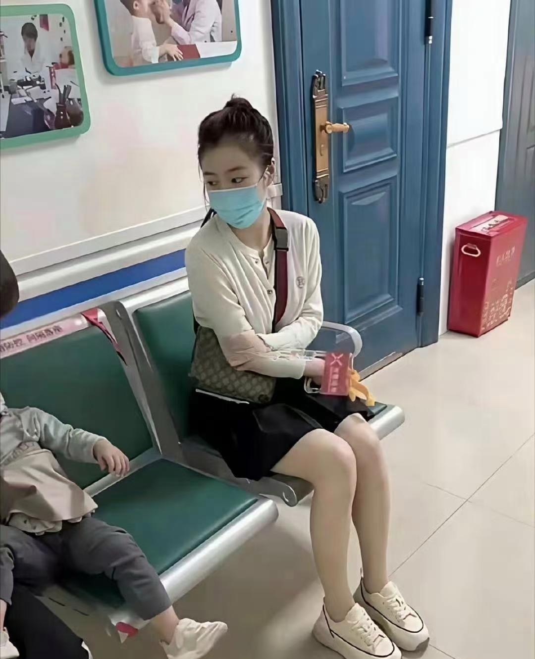 她是怎么套进去的，让人费解 