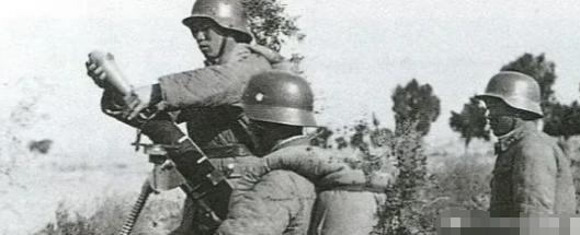 1945年，在山坡上歇脚的掷弹筒射手陈宝柳，猛然瞅见30来个鬼子带着几个妇女，正