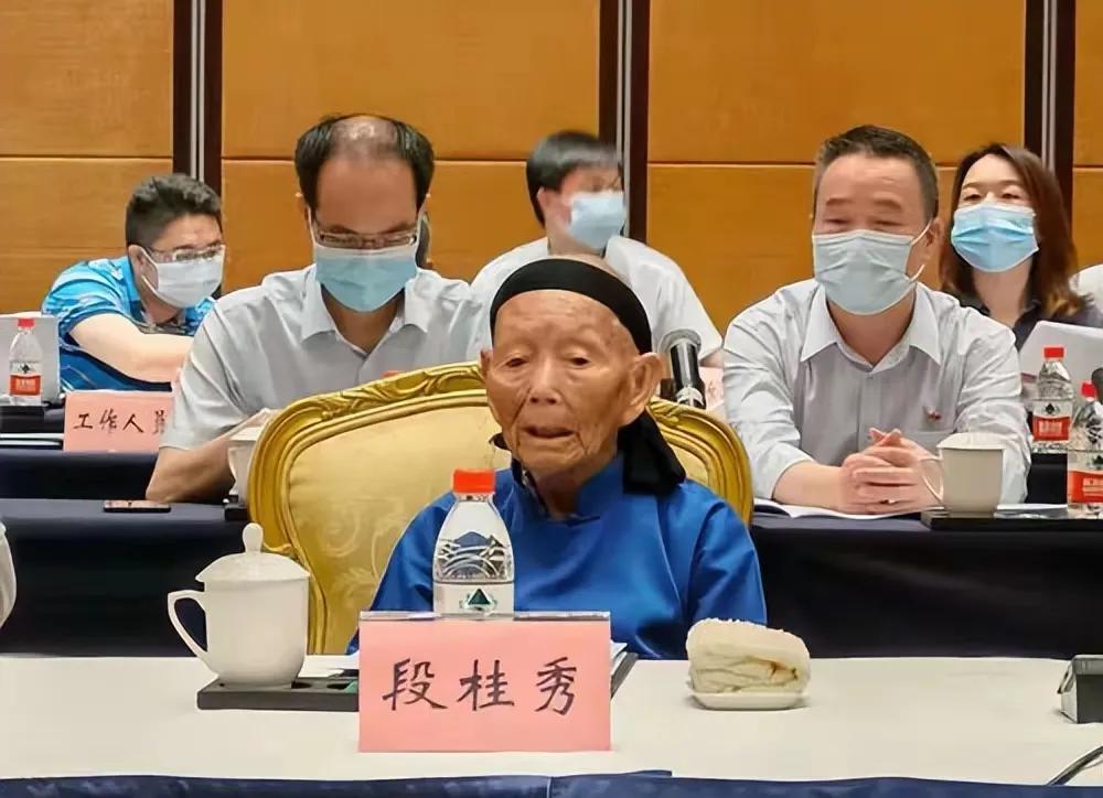 1932年，12岁的段桂秀嫁给了21岁的王金长，新婚第3天，王金长去参军，这一去