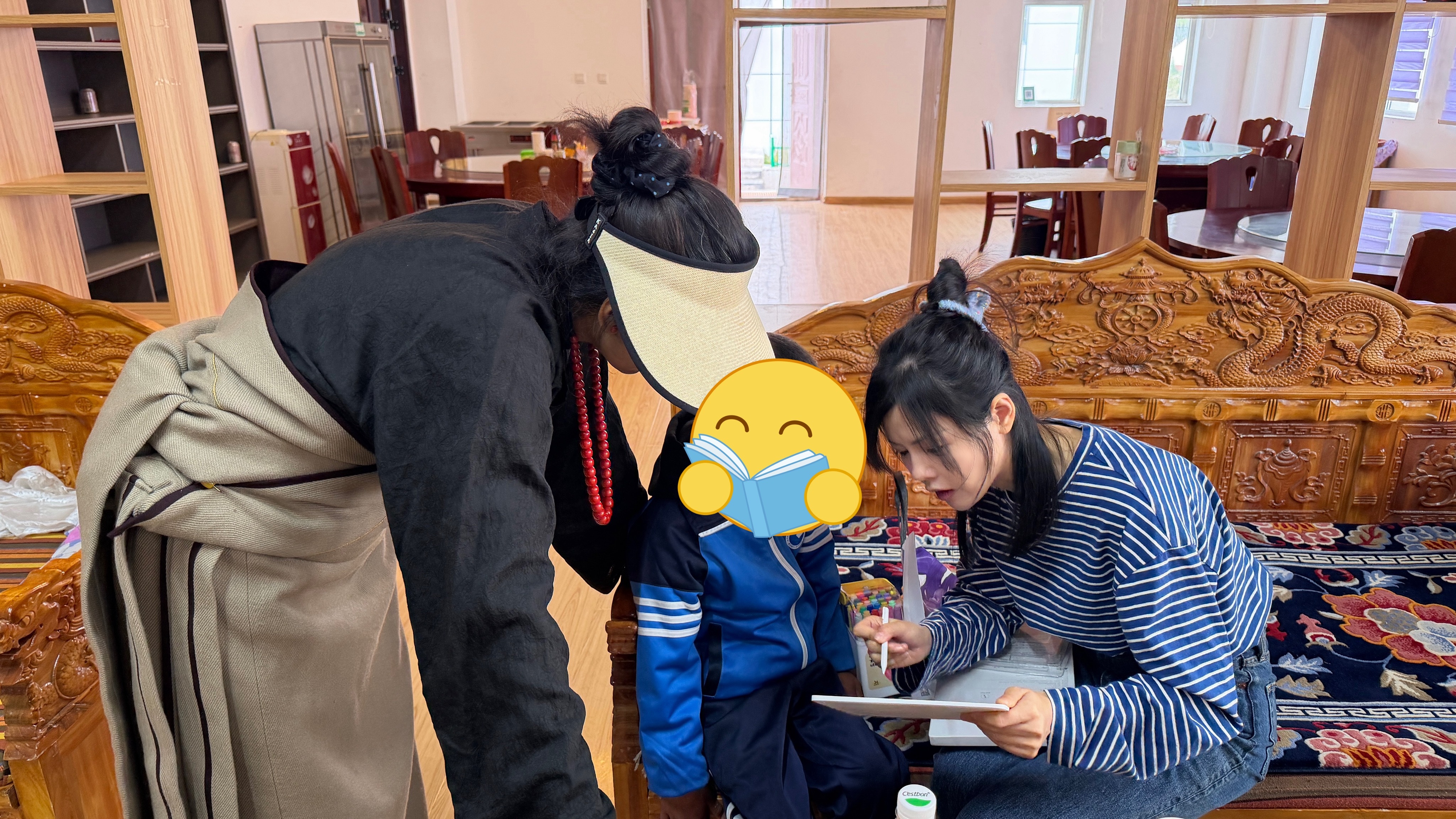 昨天方老师跟我打电话打了很久，边打边哭她一次到玉树，被很多小朋友的生活条件所震撼