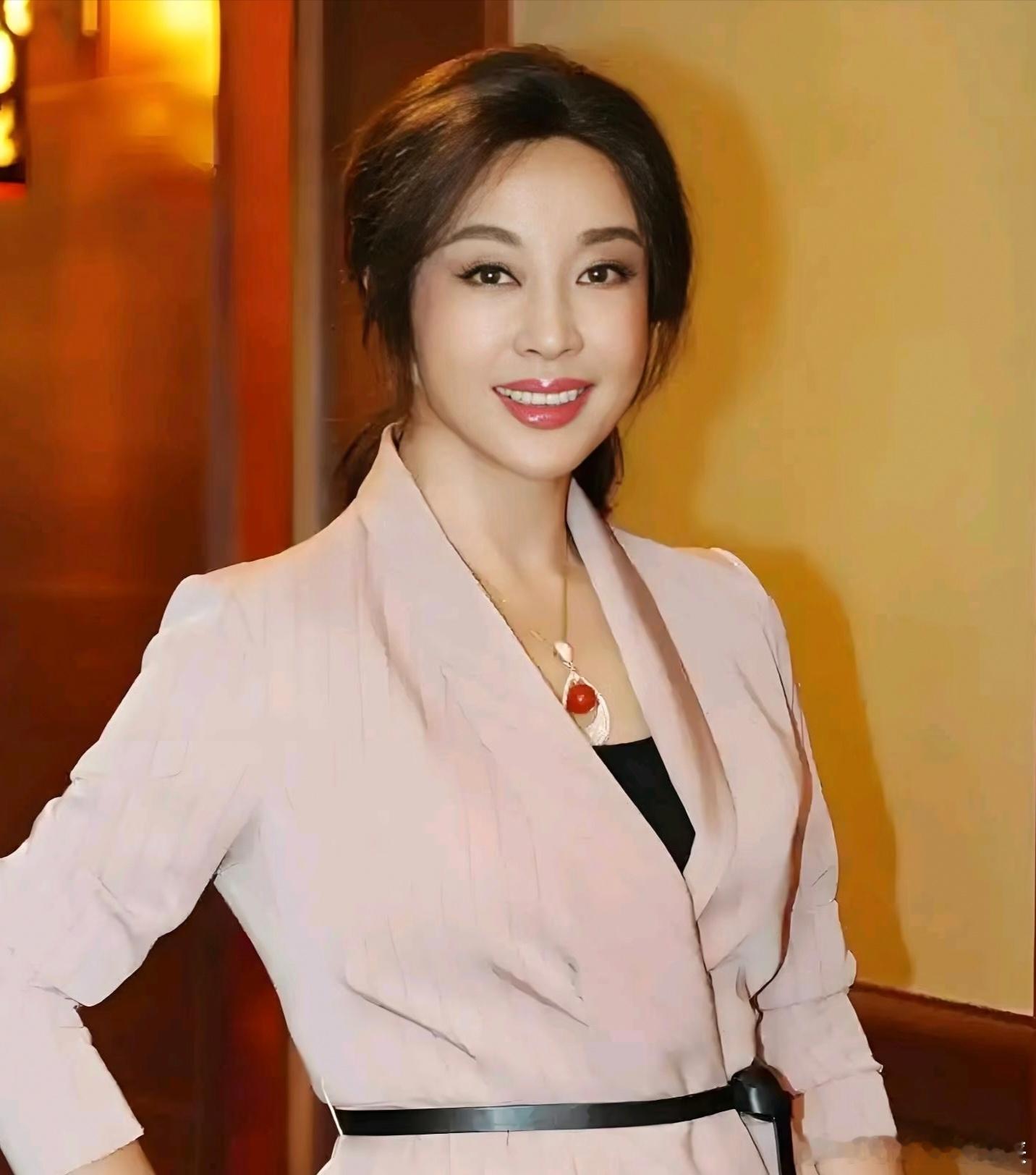 刘晓庆的魅力独一份，更难能可贵的是她超自律，身体素质嘎嘎好 