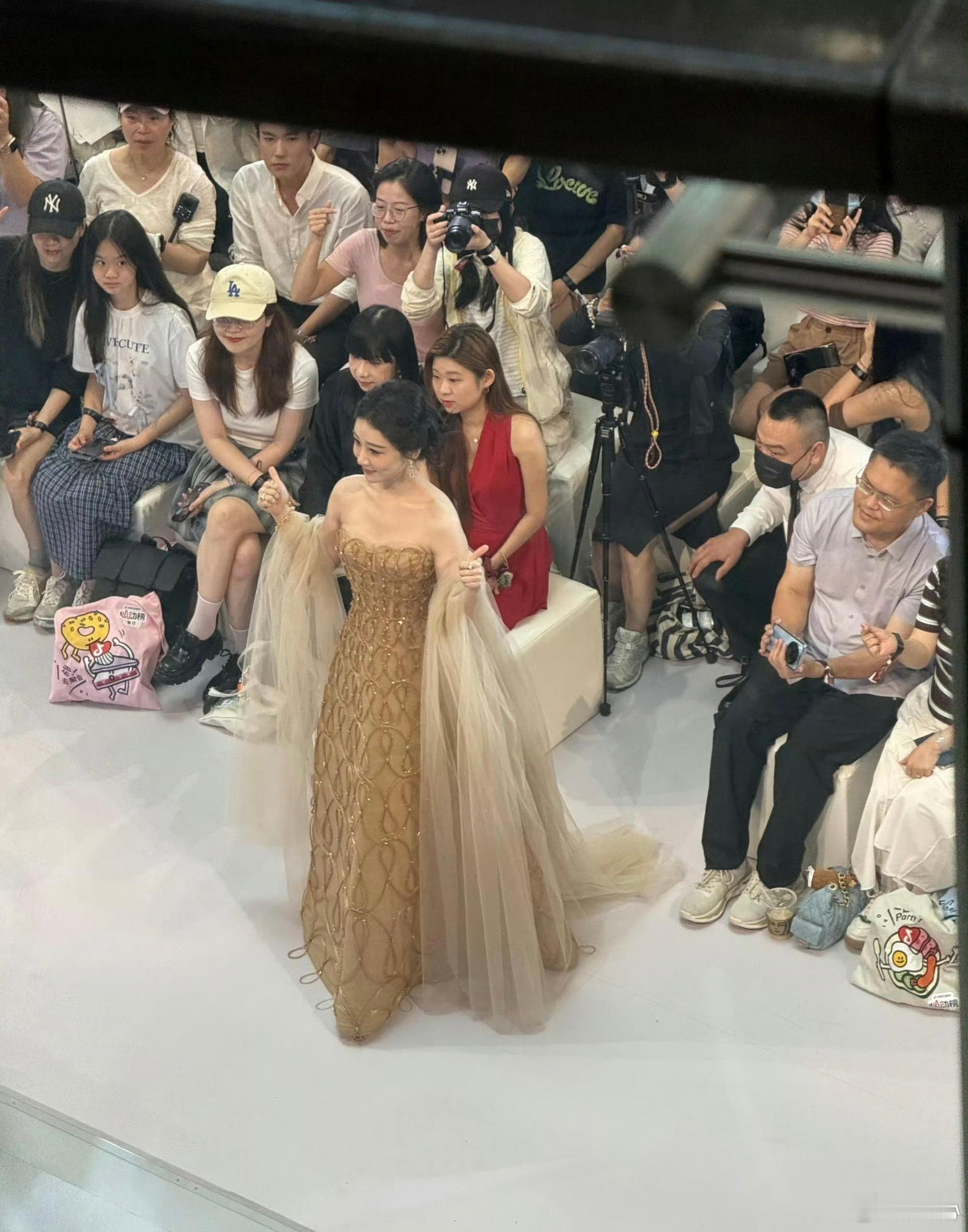 广州线下活动聊粤菜时，杨紫自带川味软乎乎口音，把啫啫煲念成猪猪包，反差萌直接戳中