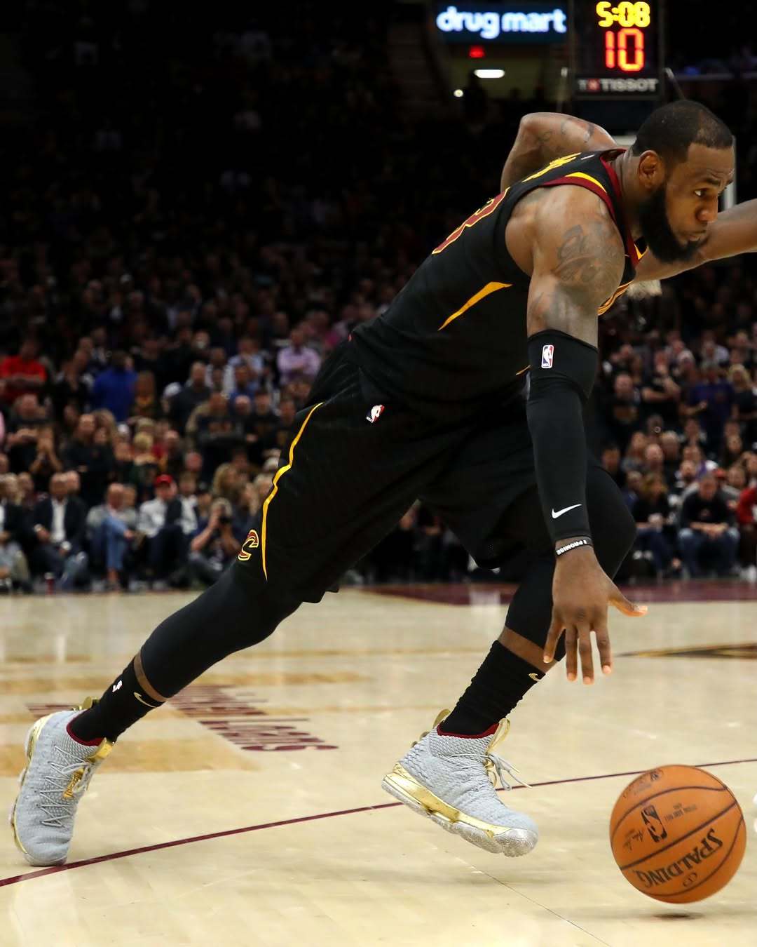 NBA总决赛的定制球鞋。NBA