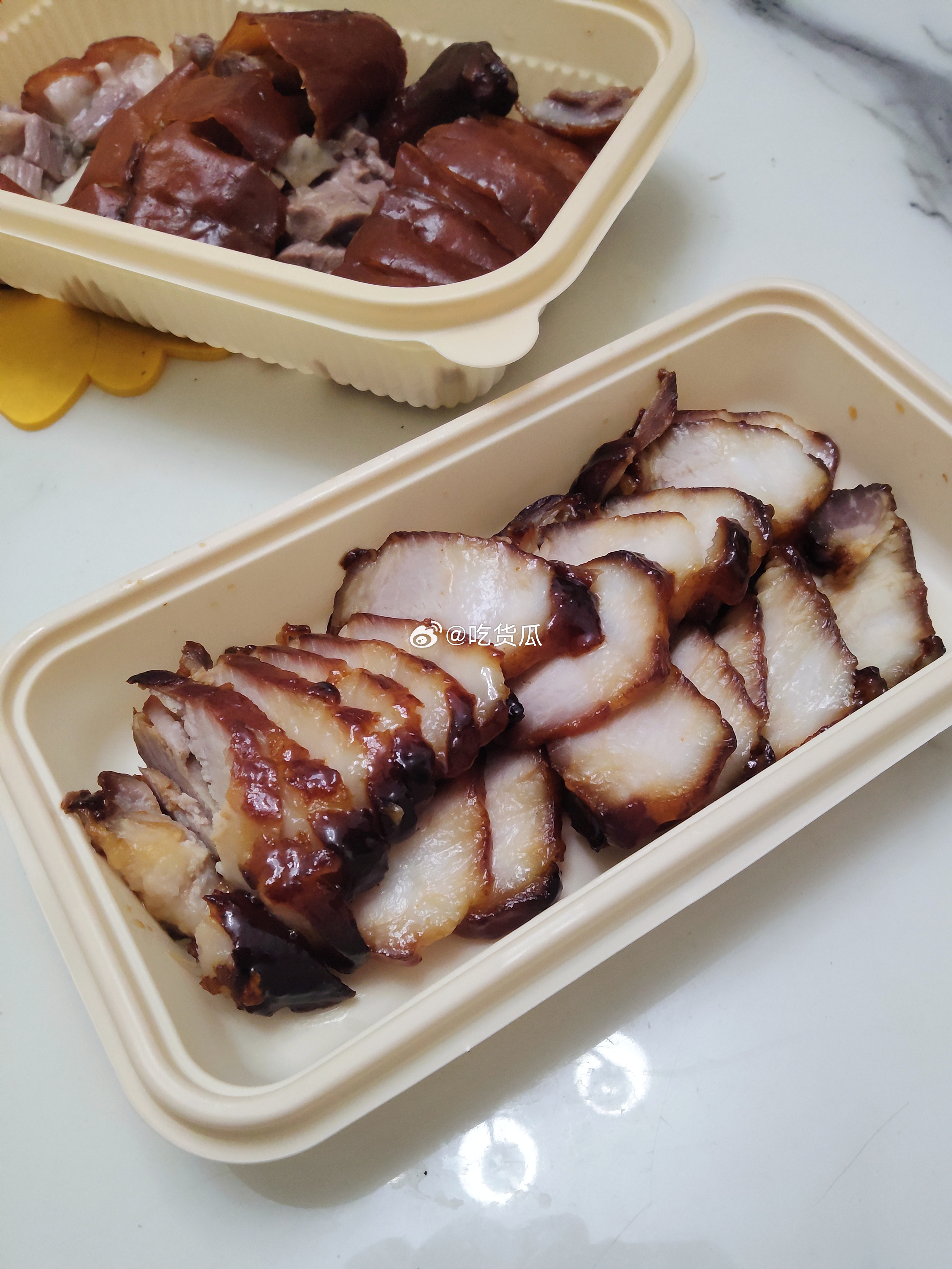 上次谁和我说到韩上荟的叉烧和烧腊，然后我就去买了，这家是在衡山路珠合市场那里，东