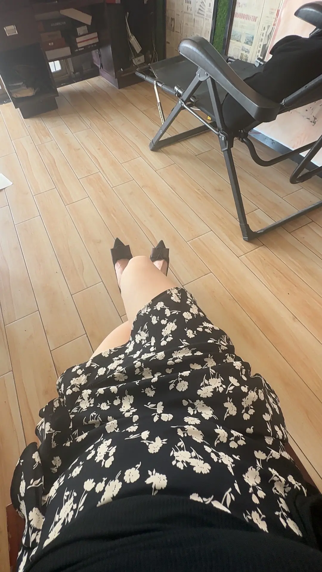 碎花裙已穿，但做不了那娇滴滴的女子，更不懂pola衫的深情，死犟死犟才...