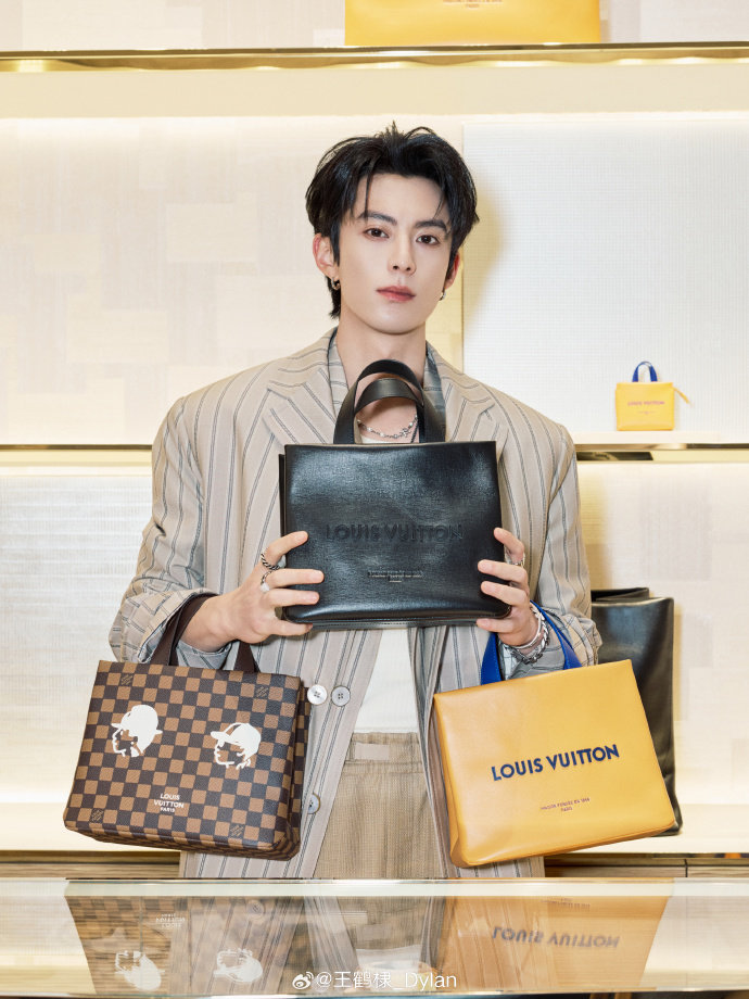 王鹤棣卡其条纹风衣 王鹤棣卡其条纹风衣，王鹤棣最新造型大片 