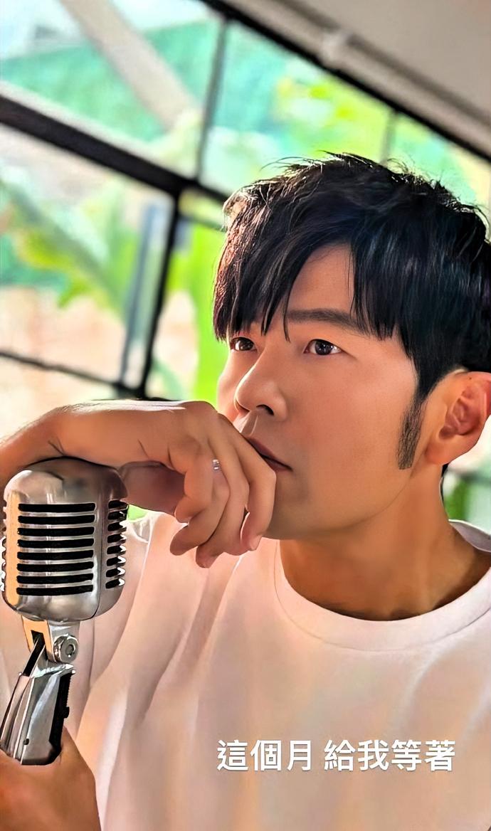 周杰伦新专辑即将来袭！3月4日晚，他在Ins发布限时动态，配文“这个月给我等着”