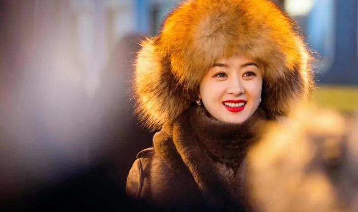 赵丽颖凭借在《风吹半夏》中的精彩演绎，问鼎金鹰奖视后宝座。好友谢娜闻讯后欣喜若狂