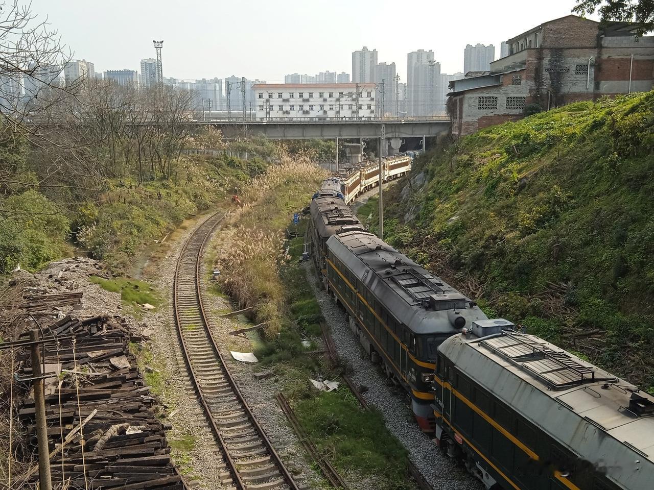 四年前在重庆西内燃车间（原重庆西机务段）外边看到一批已经封存并准备报废拆解的老旧