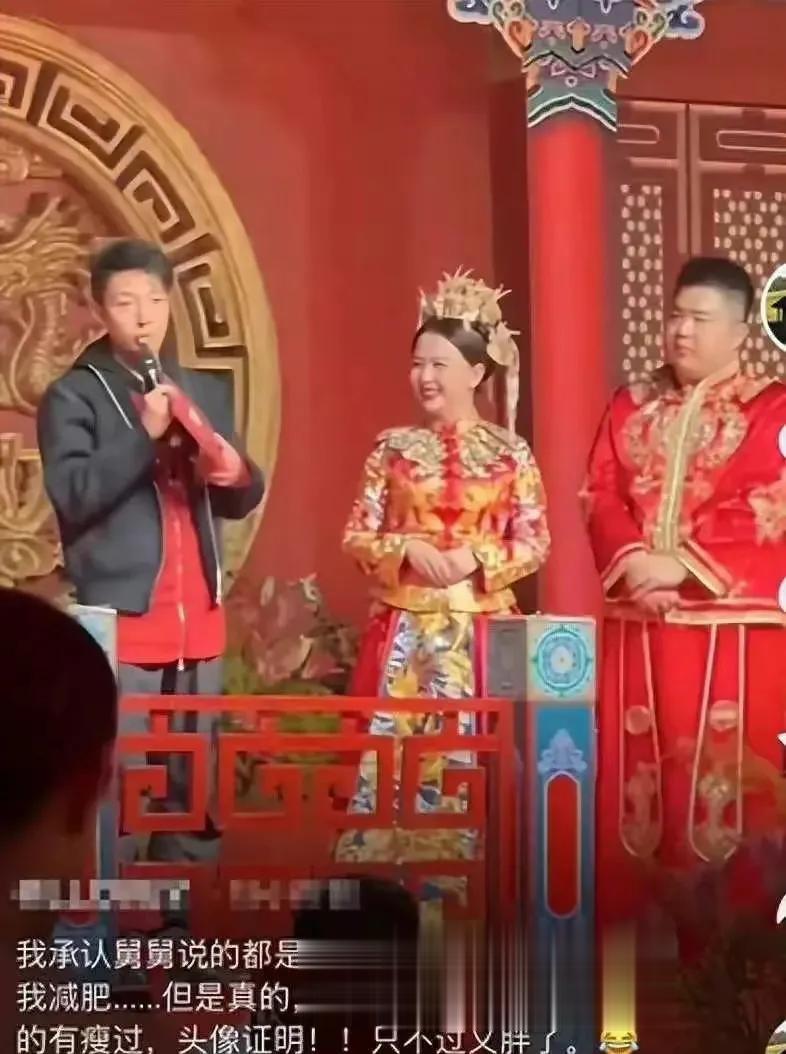 撒贝宁夫妻到太原参加在生活里，二人坐高铁看着很疲惫，李白认真看书好优雅！
撒贝宁