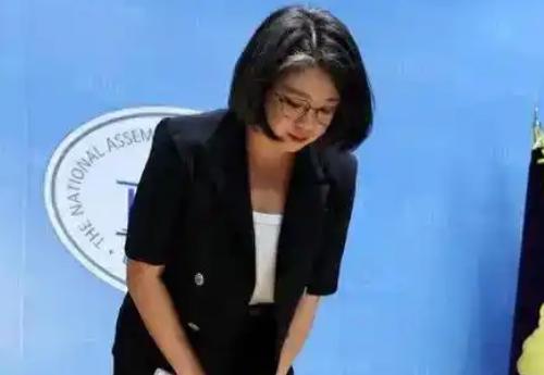 韩国女权玩脱了，被反噬了。韩国最近在认真讨论：“女人该不该像韩国男性一样，服义务