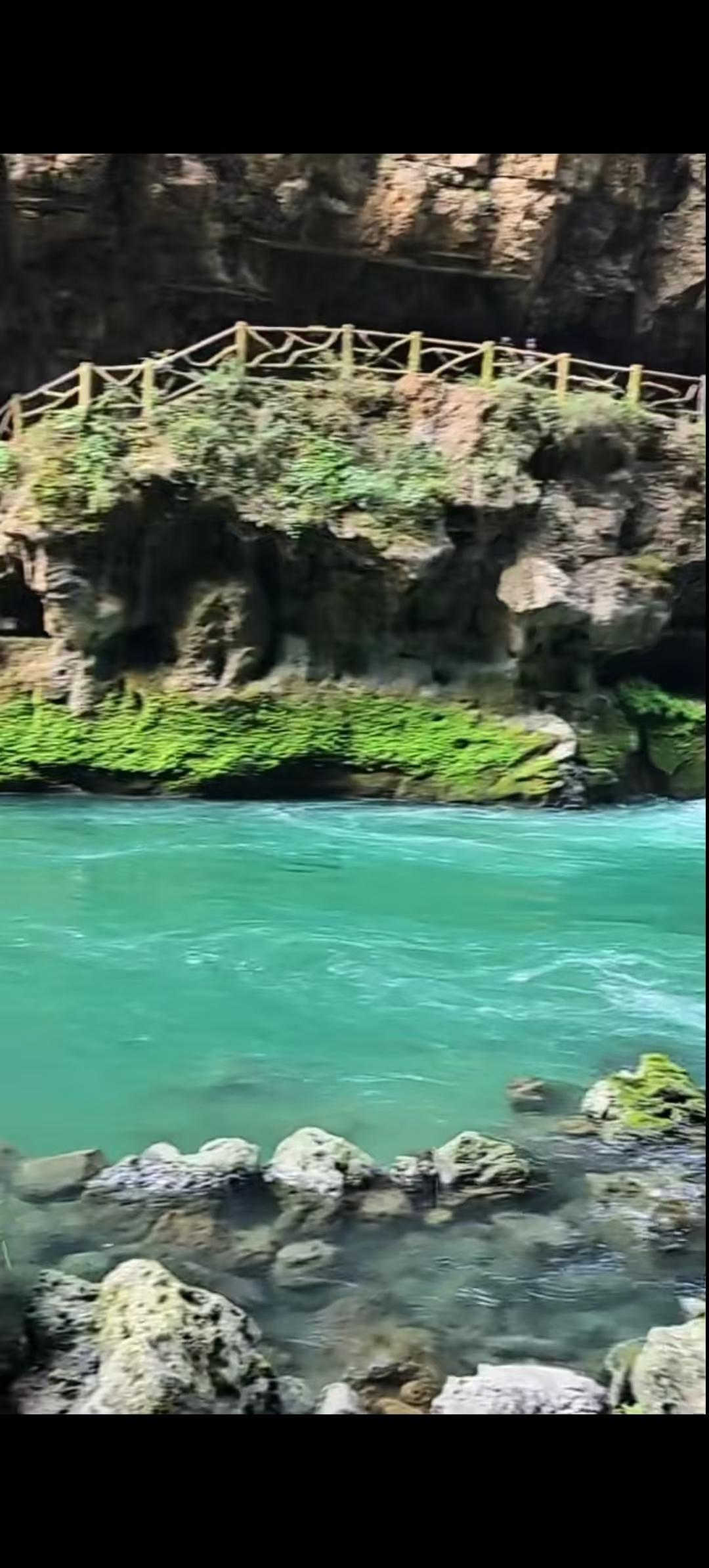 上联：青山藏画意
下联：绿水漾诗情