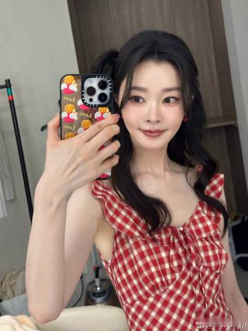 宋轶红裙对镜拍 红裙衬得她肤白貌美，每一帧都好看到想存成壁纸，循环播放一整天 