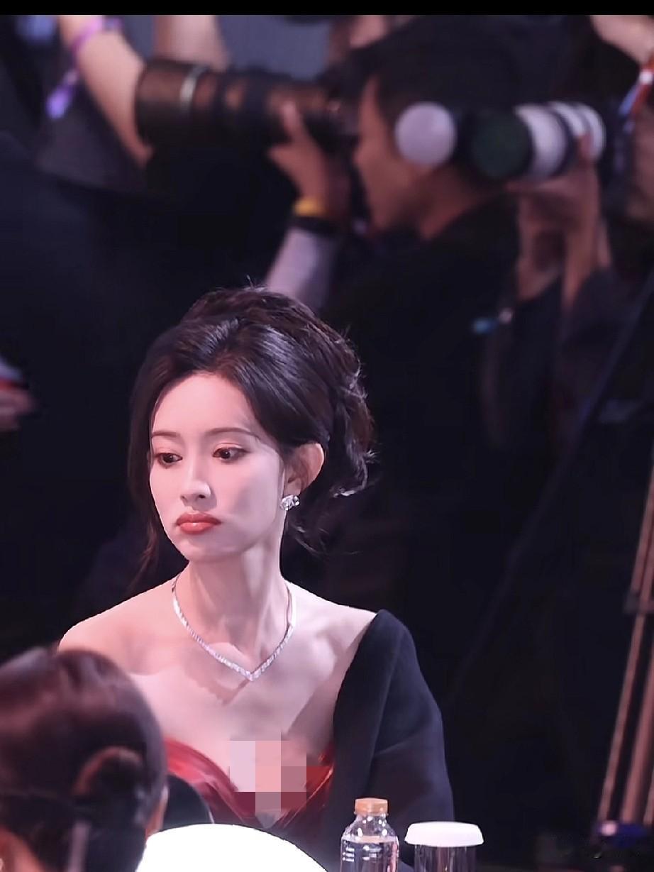 孟子义在活动现场的状态。一袭红黑撞色的晚礼服搭配精致的项链，真的又美又有梗，谁能