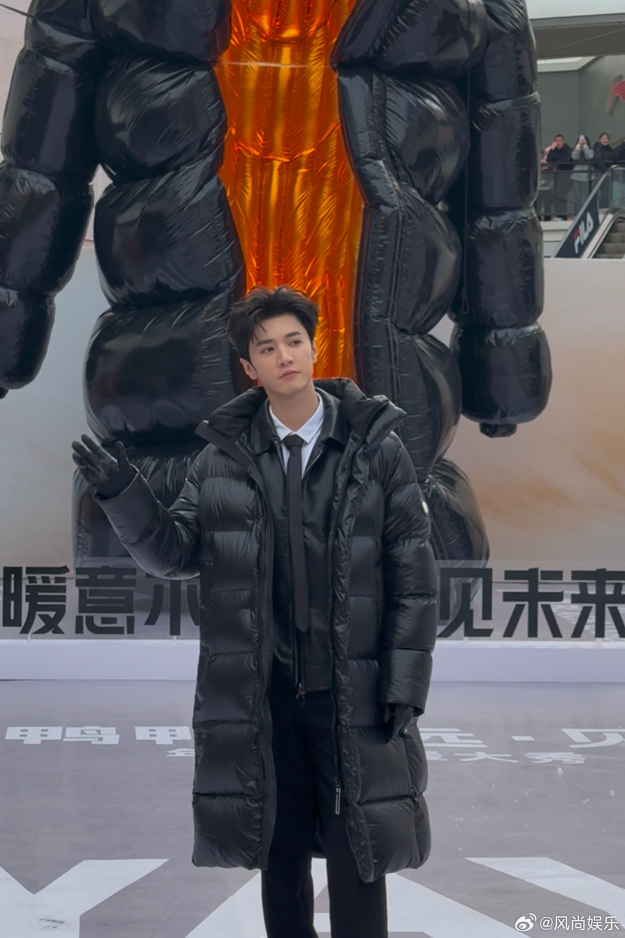 陈哲远线下活动路透  已经被走秀的陈哲远迷到头晕了，他在台上的气场全开，那件羽绒