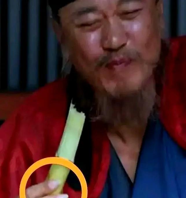 何刺史这是有多么爱吃甘蔗啊！《长安的荔枝》里何刺史出场就拿着根长甘蔗啃来啃去，连