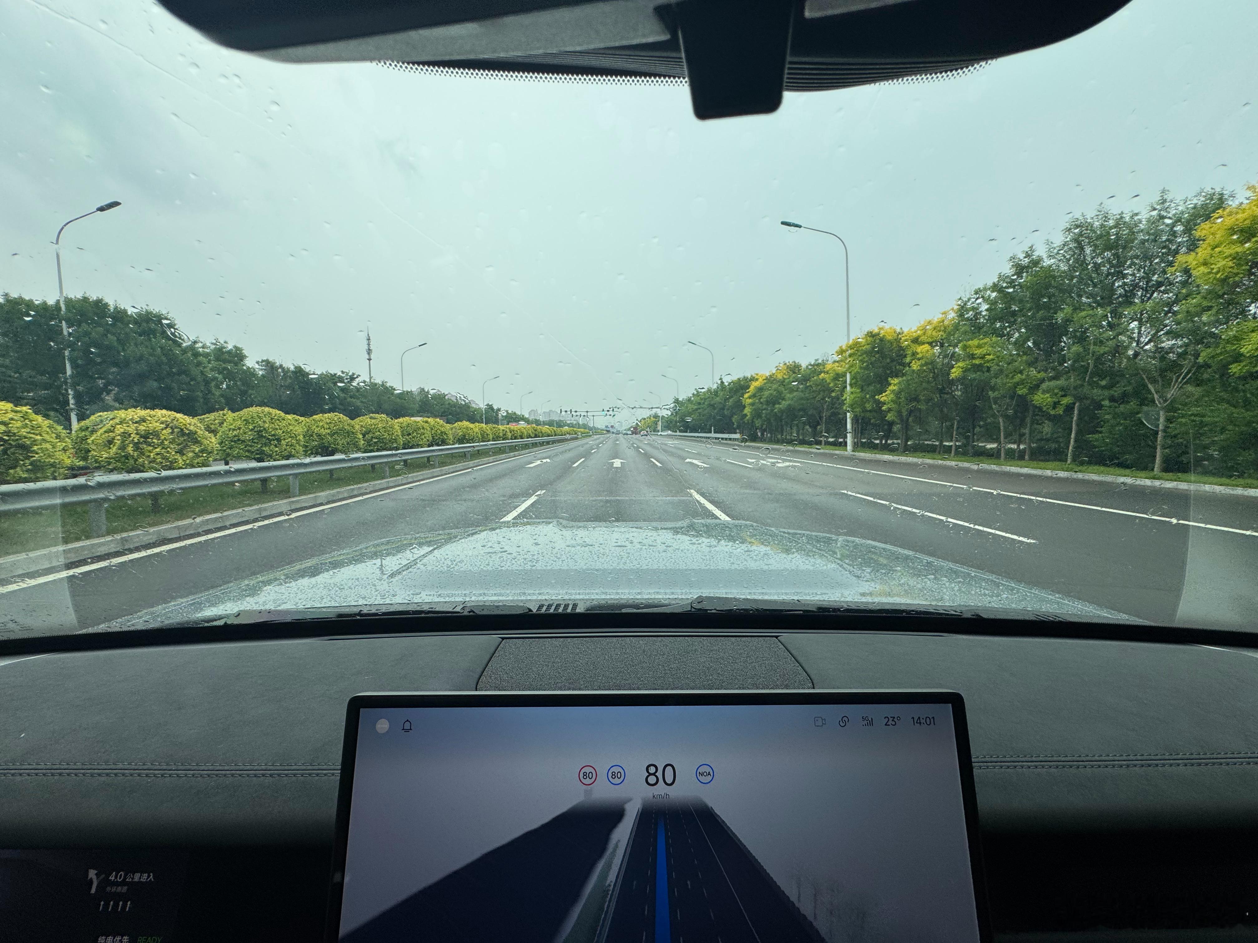 坐姿老高+面前一个大车头的感觉真是太舒服了老胡的icar v27