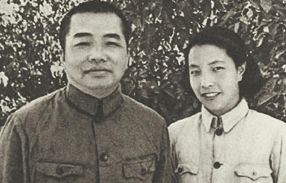 邓华住院时，浦安修专程前去探视，还带来彭德怀亲手留给邓华的一件珍贵遗物
1951