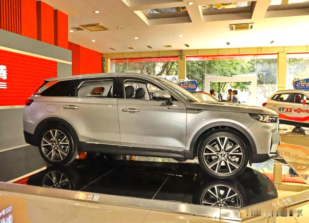 手握40万预算的消费者正陷入一场前所未有的选择焦虑：买传统豪华品牌的电动车，总觉