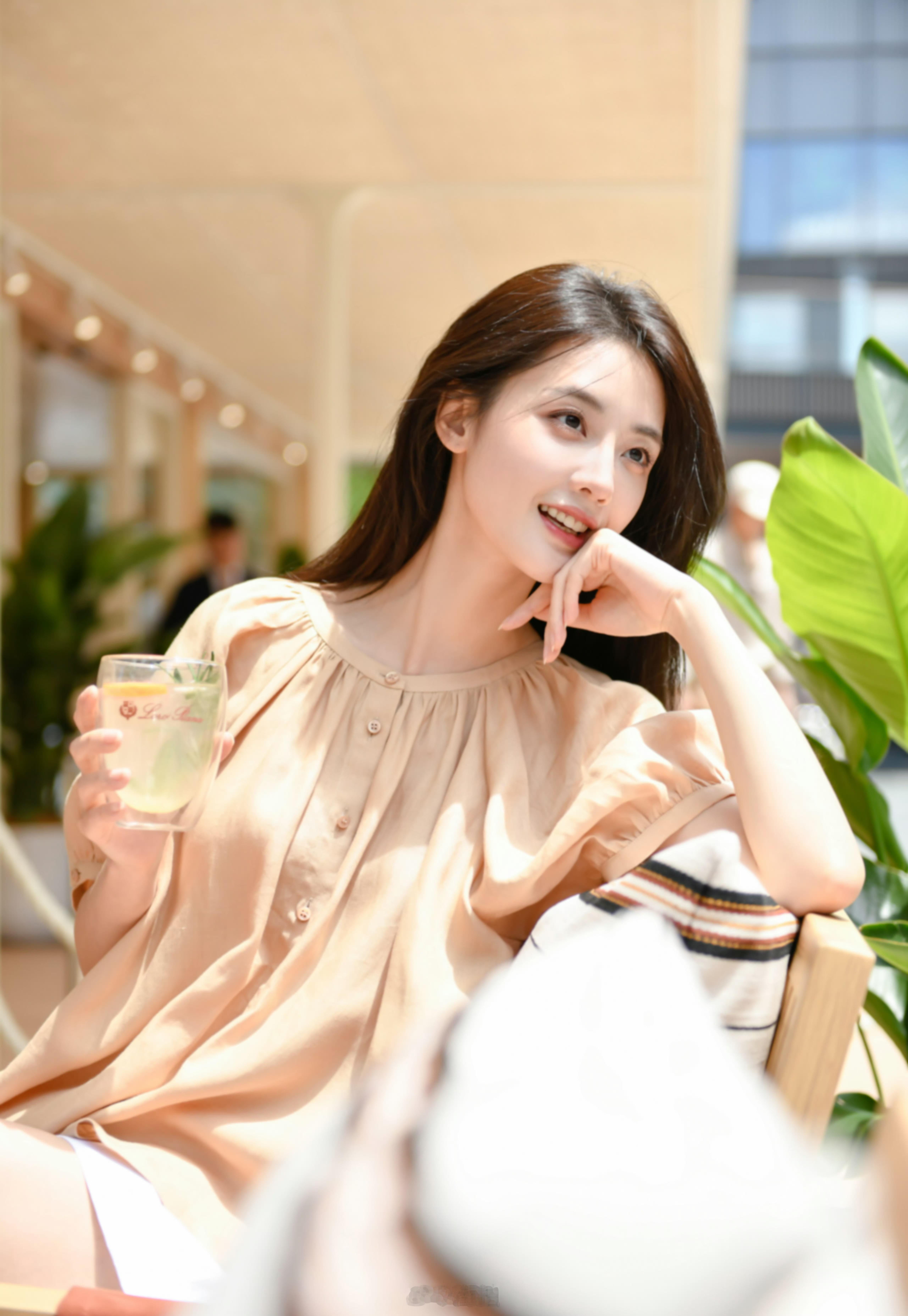 知性大方的女孩 ​​​