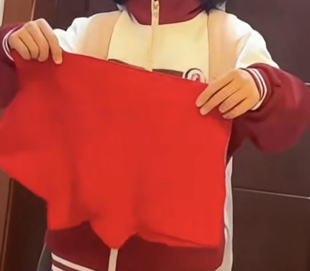 妈妈错把爸爸内裤
当红领巾塞孩子书包
孩子放学回家，一进门就说：妈你真不靠谱，我