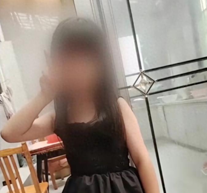 痛心!湖南江永，女子在小卖部打牌正起劲，9岁的女孩吵着要回家，女子就叫女孩自己回