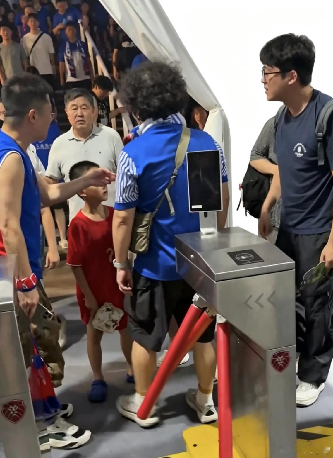 这么看来，申花小部分极端球迷欺负小孩球迷，这已经不是第一次了。
昨天这位小朋友，