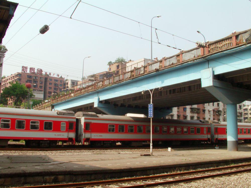 2011年5月初，重庆沙坪坝火车站，上方天陈路跨线桥上有人拿着拍摄工具在拍摄这座