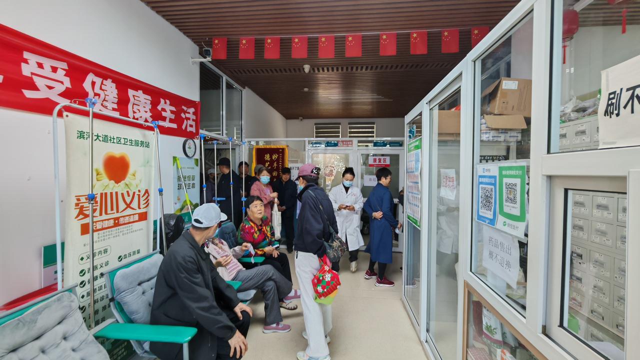 社区医院一年一度的免费体检活动正式启动啦！今天是活动首日，瞧，下面就是体检现场。