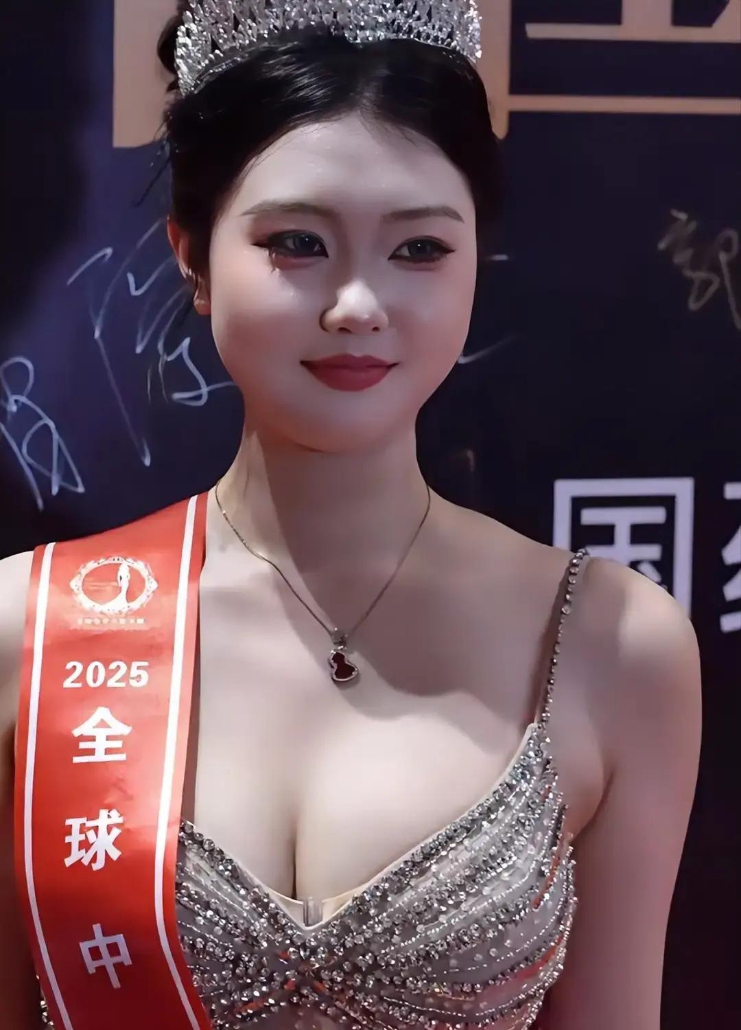 河北圆脸女孩杀进港姐决赛
 
镜头扫过去，她像年画娃娃蹦出来。丹凤眼，弯月眉，脸