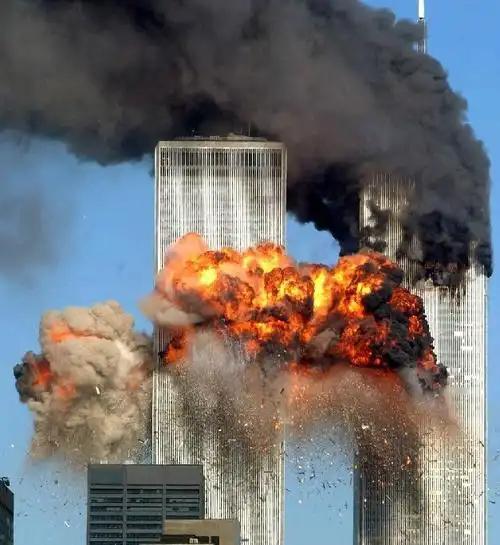 今日是美国9·11事件25周年纪念日。2001年9月11日上午，19名劫机分子劫