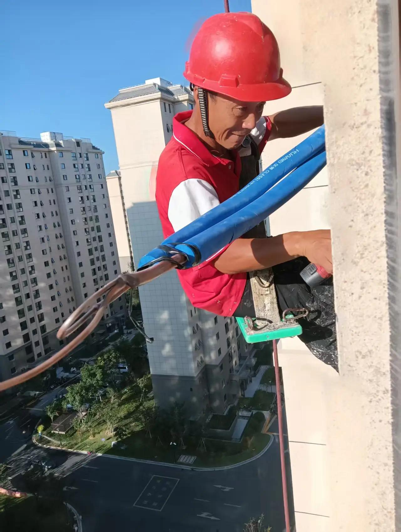 高空作业工人从30楼滑下，逐层求救，途中被人拒绝直至21楼一业主联系物业施救
6
