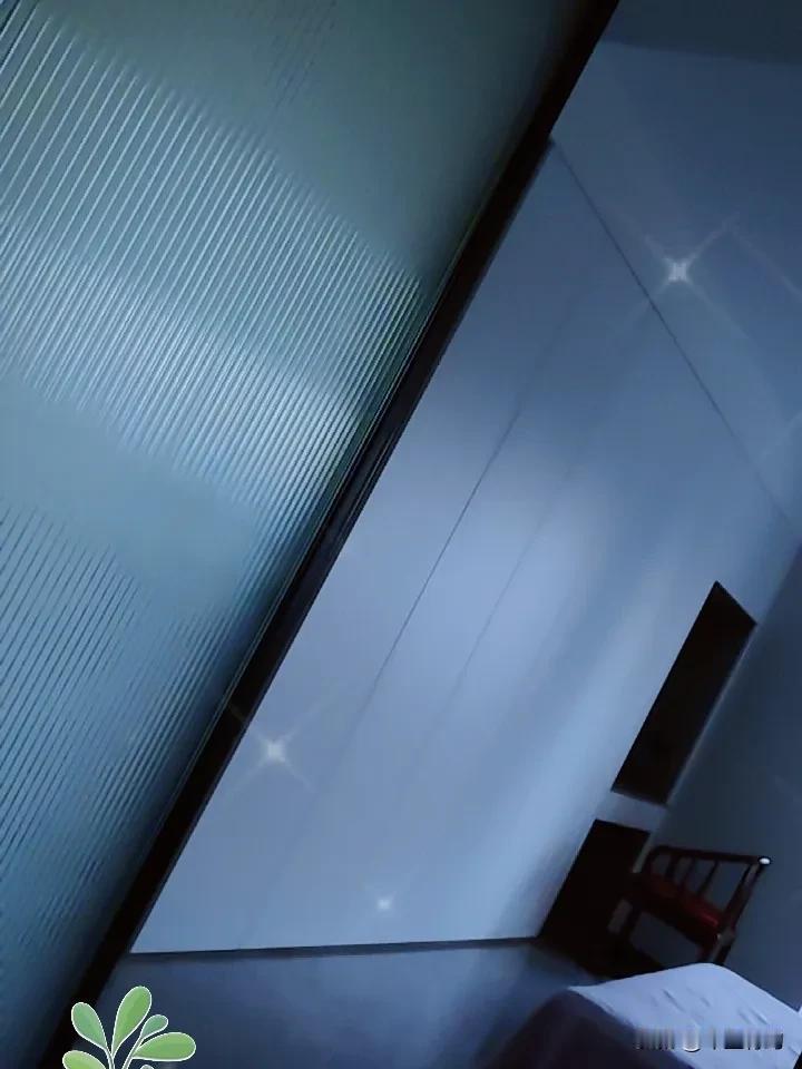 人静时，躺下来仔细想想，人活着真不容易，明知以后会死，还要努力的活着。人活一辈子