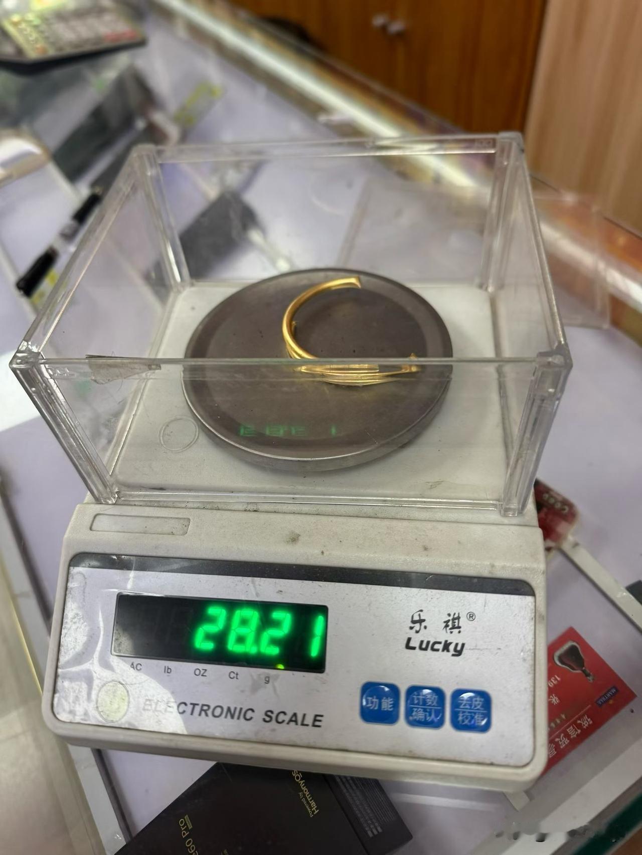 前阵子618凑单抢购的黄金手链，如今每克跌了近30块，算下来直接亏了小两百，当初