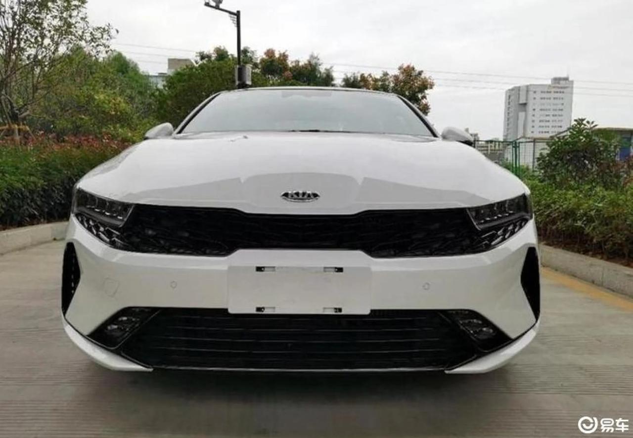 #车主点评#【车主：Z字形的车头灯设计尤为吸引人眼球， 就像一道闪电一样特别帅】