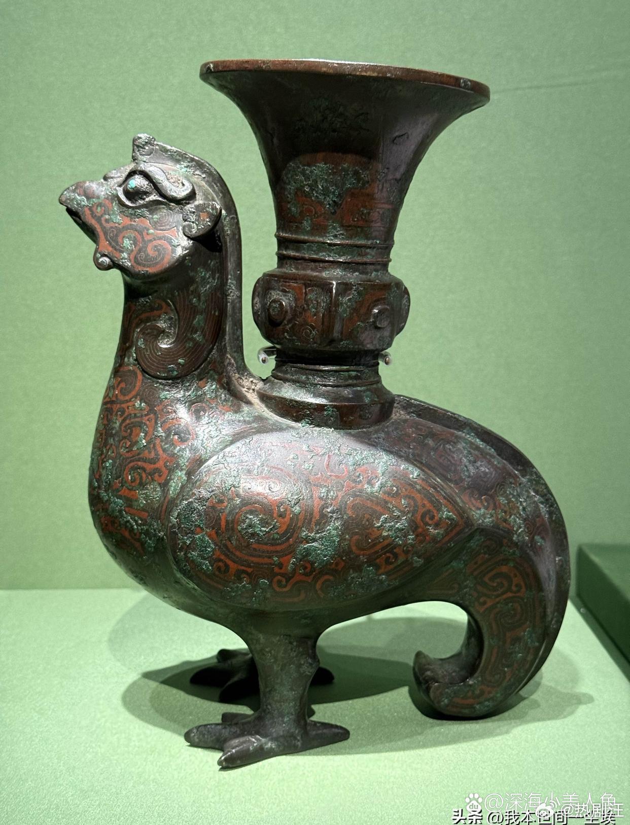 故宫百年之清乾隆仿古天鸡尊。 