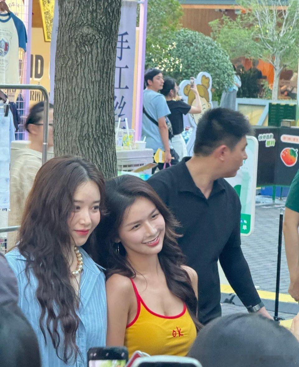 看到阚清子和蔡卓妍就明白了，女明星在人群里面是真的很吸引目光 ​​​