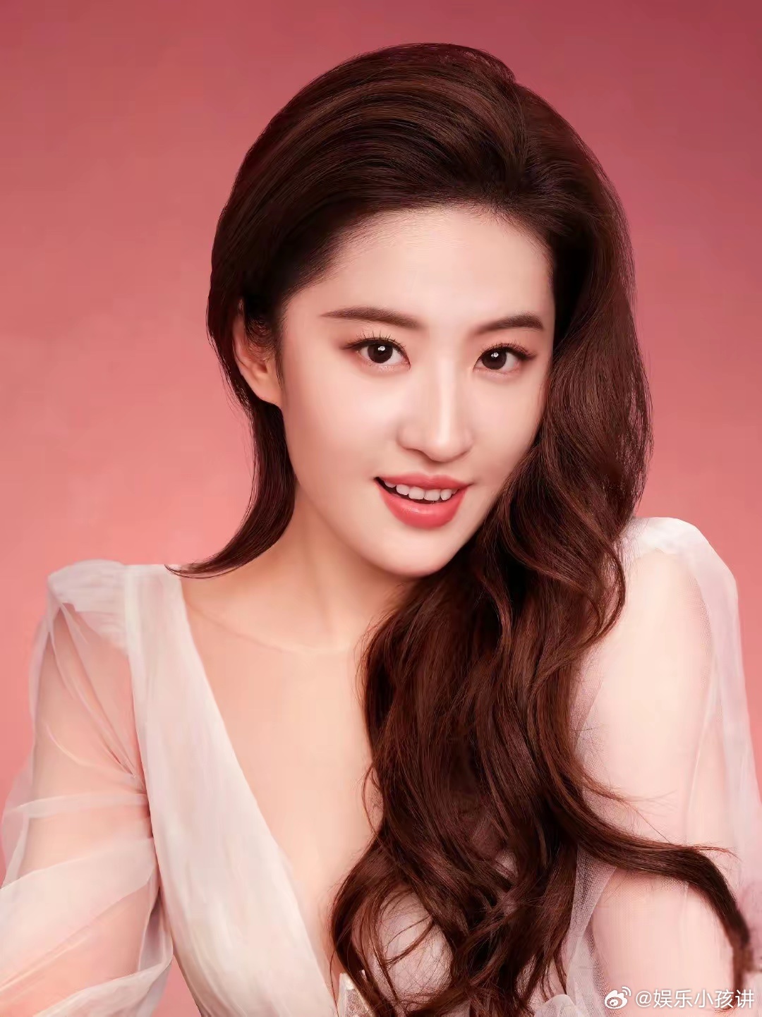 果然人人都爱刘亦菲，《轧戏》爆火的演员代旭，和刘亦菲握完手都不想洗！同样的，之前