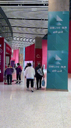 重庆站莎莎的球迷拍到的一对老年球迷，是腿部已经需要借助外骨骼机器人走路，也要到现