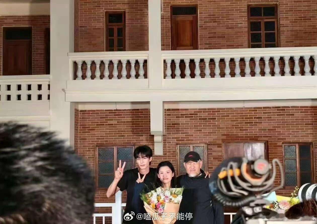 宋威龙张婧仪杀青合照路透宋威龙张婧仪野狗骨头杀青路透宋威龙张婧仪杀青合照路透，期