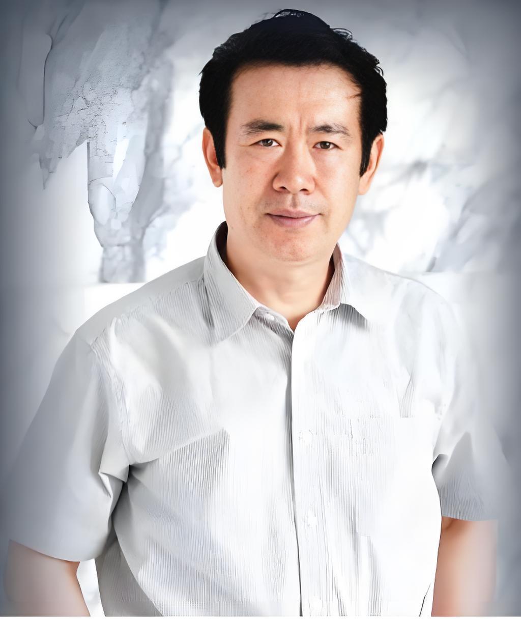 张炜，1956年11月生于山东龙口，当代著名作家，寻根文学代表人物，中共党员。毕