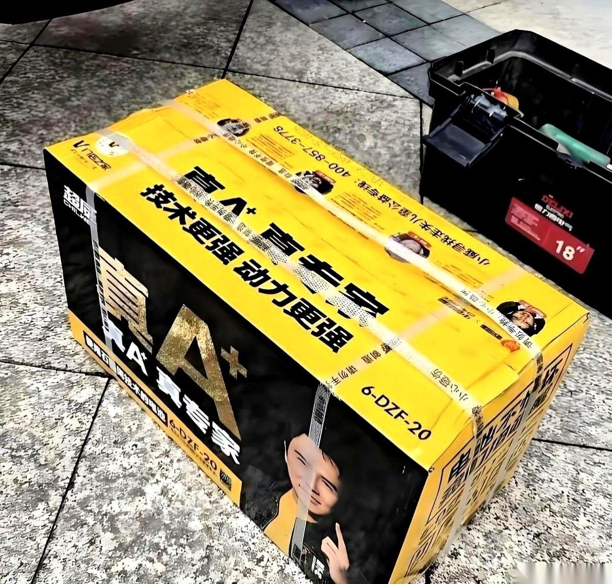 旧电瓶一撬，修车师傅把一块沾满泥灰的黑塑料壳往地上一扔，甩出两套价：市面通用的2
