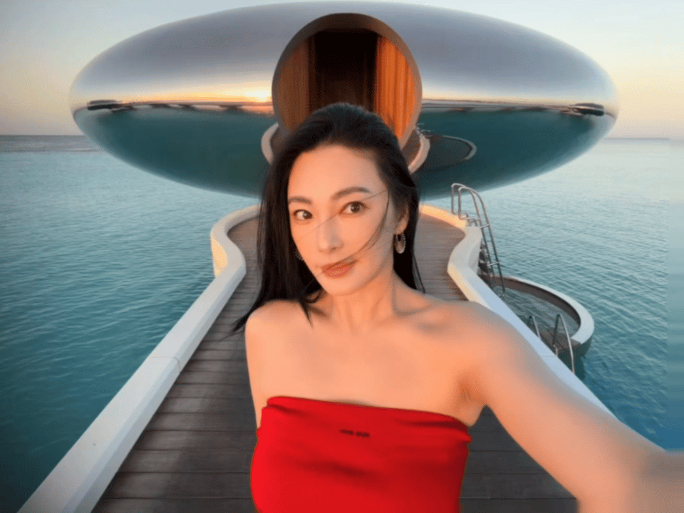 张雨绮这么美怎么很少拍剧啊？经常刷到她直播带货，作为演员，还是少带点货吧，这么好