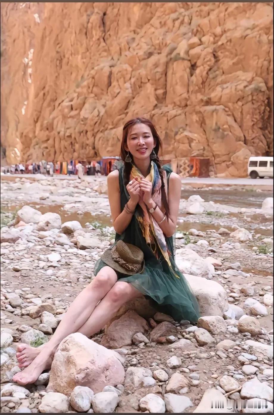 志玲姐姐的脚上也有粗粗的青筋了，她在日本过得好吗？[害羞]