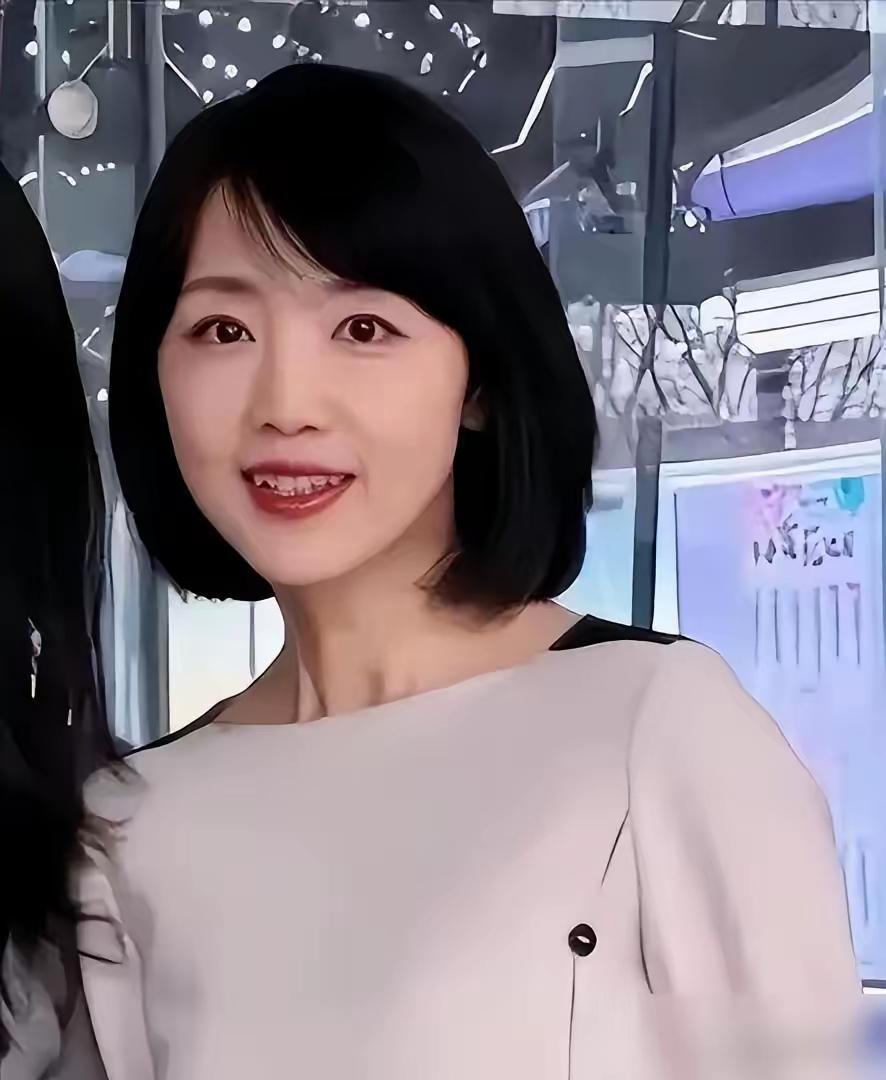 报天气的杨丹，跟老公佟强约好了不要孩子，这一坚持就是15年，结果39岁那年，她自