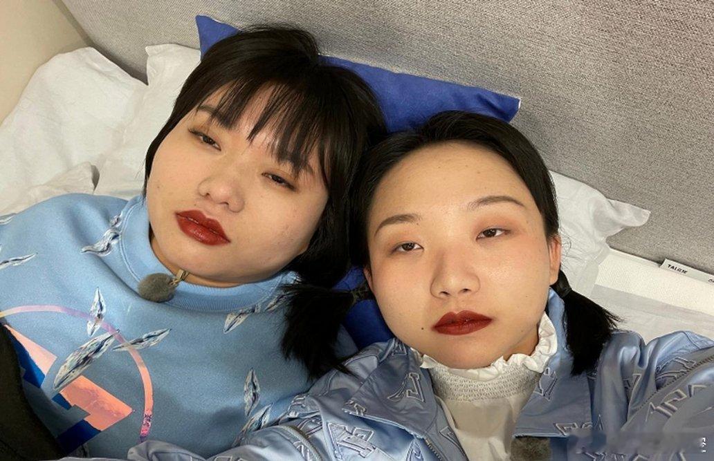 难怪李嘉琪会和李雪琴成为好朋友呢！两个人都是名校毕业，李雪琴是北大的，李嘉琪是重